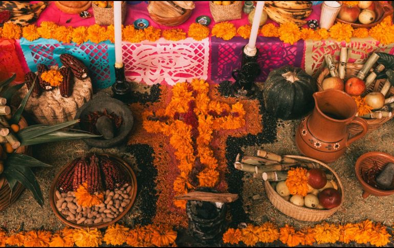 Flores, veladoras, pan de muerto y alimentos son algunos de los productos que determinan cuánto gastar en el altar este 2026. UNSPLASH.