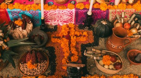 Flores, veladoras, pan de muerto y alimentos son algunos de los productos que determinan cuánto gastar en el altar este 2026. UNSPLASH.