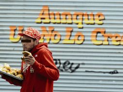 Un sujeto aprovechó los disturbios del domingo pasado para sustraer una charola de croissants de chocolate de un establecimiento del Centro tapatío. CORTESÍA/ G. Gallo