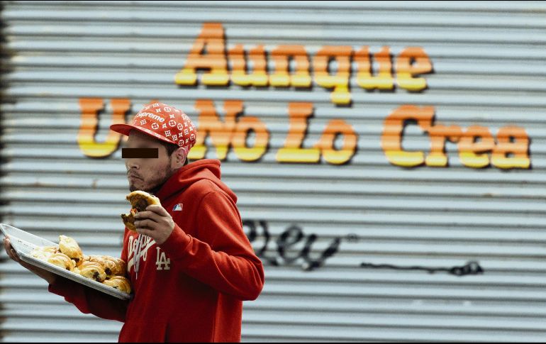 Un sujeto aprovechó los disturbios del domingo pasado para sustraer una charola de croissants de chocolate de un establecimiento del Centro tapatío. CORTESÍA/ G. Gallo