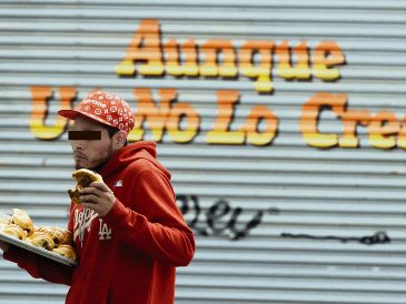 Un sujeto aprovechó los disturbios del domingo pasado para sustraer una charola de croissants de chocolate de un establecimiento del Centro tapatío. CORTESÍA/ G. Gallo