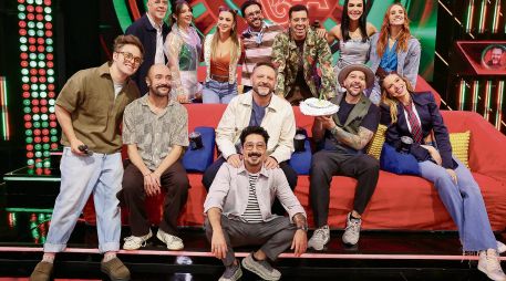 Faisy y el elenco de la “Familia Disfuncional” celebran el cumpleaños del conductor durante la grabación de la temporada 12 de “Me caigo de risa”. CORTESÍA