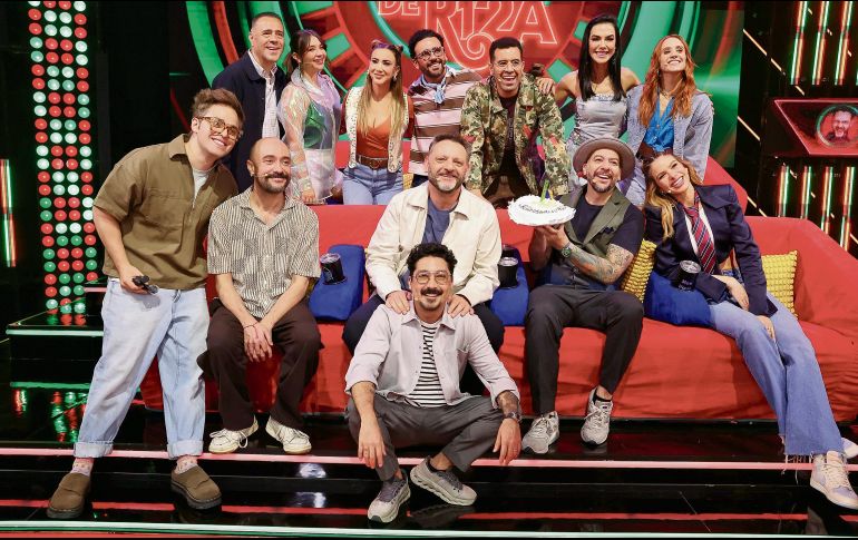Faisy y el elenco de la “Familia Disfuncional” celebran el cumpleaños del conductor durante la grabación de la temporada 12 de “Me caigo de risa”. CORTESÍA