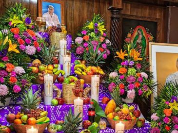 Visitar los mercados tradicionales antes y durante el Día de Muertos en busca de los elementos para el altar impulsa la economía local. SUN / ARCHIVO