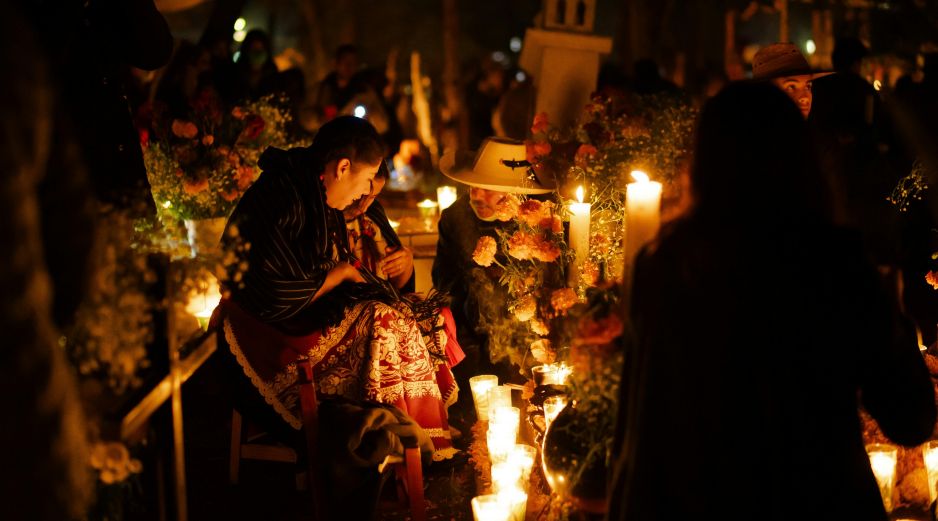 La festividad del Día de Muertos es reconocida mundialmente, pero vivirla en los Pueblos Mágicos de México ofrece una perspectiva íntima. UNSPLASH / C. Hernández Belmonte