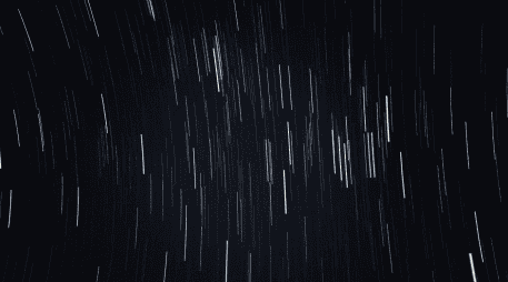 Las Oriónidas son una lluvia de meteoros anual originada por los restos de polvo y hielo del cometa Halley. CANVA