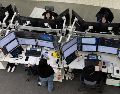 Por sectores, las mayores ganancias fueron para las empresas de salud y bienes raíces; las únicas que cerraron en rojo fueron las de comunicaciones y tecnología. EFE/J. HEON-KYUN