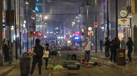 La policía de Milán reportó que dos mil jóvenes participaron en los disturbios la noche del sábado. AP / S. PORTA