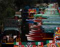 La flor de cempasúchil, la música, el olor a chocolate caliente y las leyendas invaden los canales de Xochimilco en esta temporada. AP/ARCHIVO