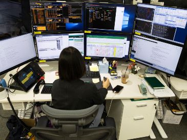 Al interior del mercado mexicano destacaron las ganancias de las emisoras Grupo Aeroportuario del Pacífico, del Sureste, del Centro, Alpek y Arca Continental. EFE/J. Heon-Kyun