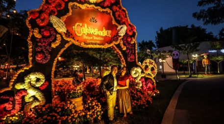 Entre música, luces y figuras monumentales, familias enteras recorren un mundo donde los muertos regresan para celebrar junto a los vivos. EL INFORMADOR/A. Navarro