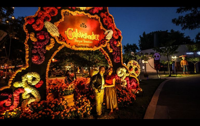 Entre música, luces y figuras monumentales, familias enteras recorren un mundo donde los muertos regresan para celebrar junto a los vivos. EL INFORMADOR/A. Navarro