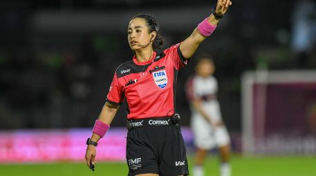 Katia Itzel tomó la decisión después de revisar con el VAR. IMAGO7/A. Rodríguez
