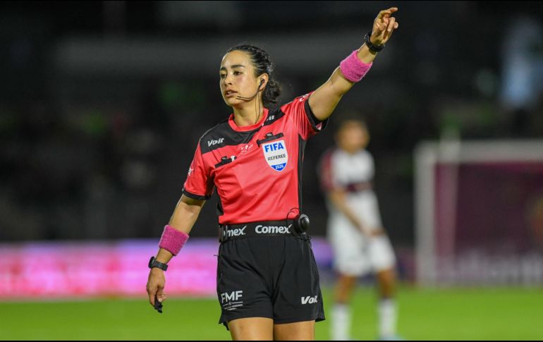 Katia Itzel tomó la decisión después de revisar con el VAR. IMAGO7/A. Rodríguez