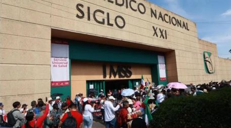 El gremio médico y administrativo decidió manifestarse nuevamente luego de rechazar de manera categórica un incremento salarial del 6.8%, considerándolo insuficiente frente a la inflación. EFE