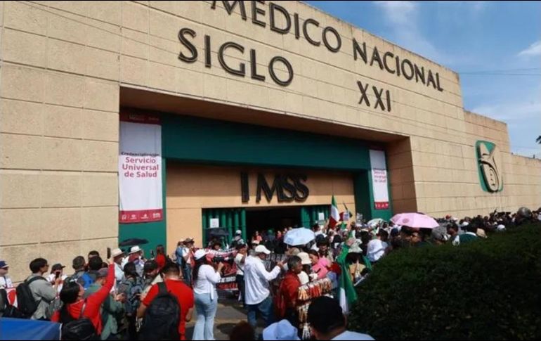 El gremio médico y administrativo decidió manifestarse nuevamente luego de rechazar de manera categórica un incremento salarial del 6.8%, considerándolo insuficiente frente a la inflación. EFE