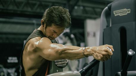 La pérdida de masa muscular comienza décadas antes de la vejez, pero el entrenamiento de fuerza en la mediana edad ofrece una ventana crítica para preservar la movilidad y la función física. UNSPLASH/Kobe Kian Clata