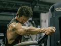 La pérdida de masa muscular comienza décadas antes de la vejez, pero el entrenamiento de fuerza en la mediana edad ofrece una ventana crítica para preservar la movilidad y la función física. UNSPLASH/Kobe Kian Clata