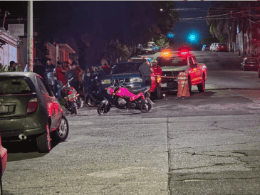 Un choque entre dos motocicletas en el cruce de Bulevar del Rodeo y Silvano Barba González dejó tres jóvenes lesionados. M. Hernandez/EL INFORMADOR