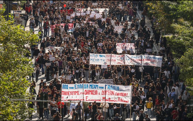 Se están llevando a cabo protestas educativas a nivel nacional en muchas ciudades de Grecia, con la participación de alumnos de escuelas, estudiantes universitarios, maestros y trabajadores del sector público. EFE/G. Vitsaras