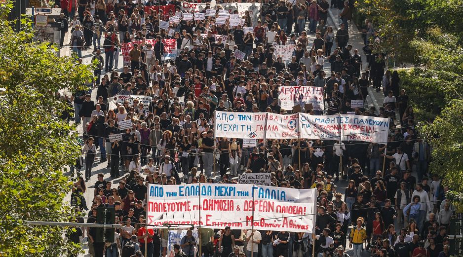 Se están llevando a cabo protestas educativas a nivel nacional en muchas ciudades de Grecia, con la participación de alumnos de escuelas, estudiantes universitarios, maestros y trabajadores del sector público. EFE/G. Vitsaras