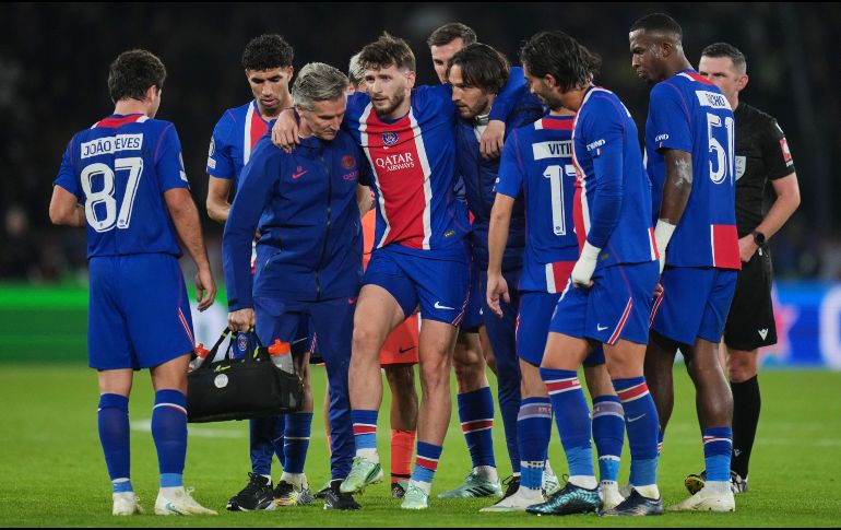 Khvicha Kvaratskhelia sufrió una rotura del ligamento cruzado anterior de la rodilla derecha durante el partido del PSG contra el Barcelona. AP / T. Camus