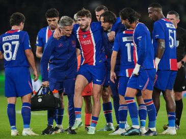 Khvicha Kvaratskhelia sufrió una rotura del ligamento cruzado anterior de la rodilla derecha durante el partido del PSG contra el Barcelona. AP / T. Camus