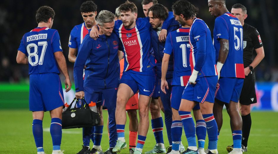 Khvicha Kvaratskhelia sufrió una rotura del ligamento cruzado anterior de la rodilla derecha durante el partido del PSG contra el Barcelona. AP / T. Camus