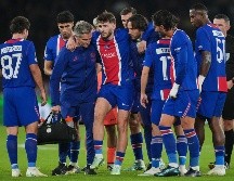 Khvicha Kvaratskhelia sufrió una rotura del ligamento cruzado anterior de la rodilla derecha durante el partido del PSG contra el Barcelona. AP / T. Camus