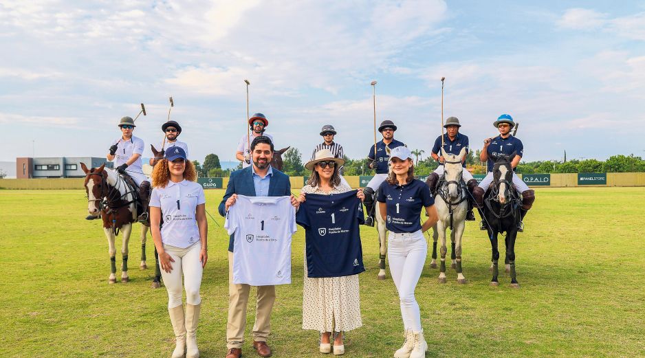 Rodrigo Fernández y Gabriela Flores mostrando las playeras de los equipos en competencia. GENTE BIEN JALISCO / Revista del 23 de octubre 2026