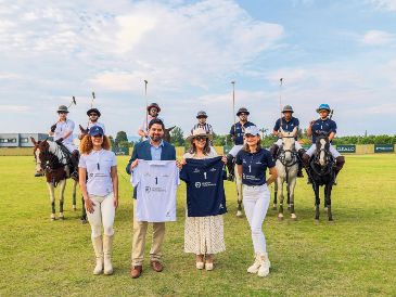 Rodrigo Fernández y Gabriela Flores mostrando las playeras de los equipos en competencia. GENTE BIEN JALISCO / Revista del 23 de octubre 2026
