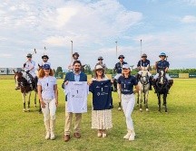 Rodrigo Fernández y Gabriela Flores mostrando las playeras de los equipos en competencia. GENTE BIEN JALISCO / Revista del 23 de octubre 2026