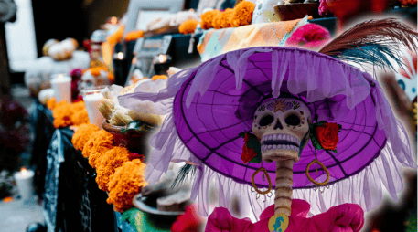 Preservar el conocimiento sobre el significado de la ofrenda garantiza la supervivencia de una costumbre que define la identidad cultural mexicana ante el mundo. ESPECIAL/Canva/Unsplash