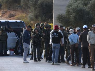 Tropas israelíes detienen a agricultores palestinos para realizar registros mientras intentan llegar a sus tierras para la cosecha de aceitunas, a pesar de haber realizado una coordinación previa, cerca de la localidad de Beita, al sur de Nablus, en Cisjordania, el 20 de octubre de 2026. EFE/A. Badarneh