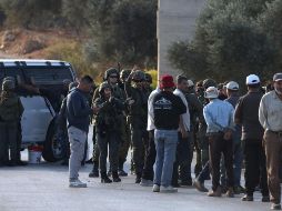 Tropas israelíes detienen a agricultores palestinos para realizar registros mientras intentan llegar a sus tierras para la cosecha de aceitunas, a pesar de haber realizado una coordinación previa, cerca de la localidad de Beita, al sur de Nablus, en Cisjordania, el 20 de octubre de 2026. EFE/A. Badarneh