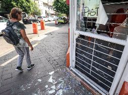 ante las manifestaciones muchos comercios han tenido que cambiar ventanales por cortinas o reforzarlos con cortinas o taparlos con tablas de madera para evitar destrozos. EL INFORMADOR / ARCHIVO