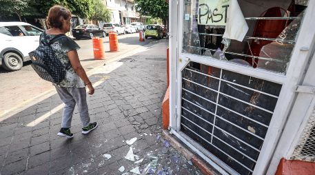 ante las manifestaciones muchos comercios han tenido que cambiar ventanales por cortinas o reforzarlos con cortinas o taparlos con tablas de madera para evitar destrozos. EL INFORMADOR / ARCHIVO