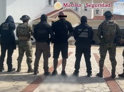 Además de la detención y el decomiso de droga, autoridades aseguraron dos armas largas, un arma corta, dos vehículos de lujo y un teléfono celular. X/GabSeguridadMX