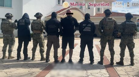 Además de la detención y el decomiso de droga, autoridades aseguraron dos armas largas, un arma corta, dos vehículos de lujo y un teléfono celular. X/GabSeguridadMX
