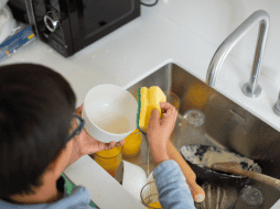 Los expertos recomiendan lavarlos adecuadamente con agua tibia y evitar el agua hirviendo o el calor extremo, previniendo así la degradación del material y la posterior ingesta de partículas nocivas. CANVA