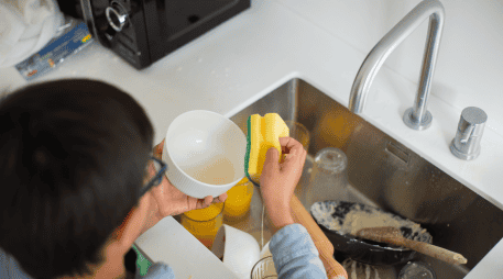 Los expertos recomiendan lavarlos adecuadamente con agua tibia y evitar el agua hirviendo o el calor extremo, previniendo así la degradación del material y la posterior ingesta de partículas nocivas. CANVA
