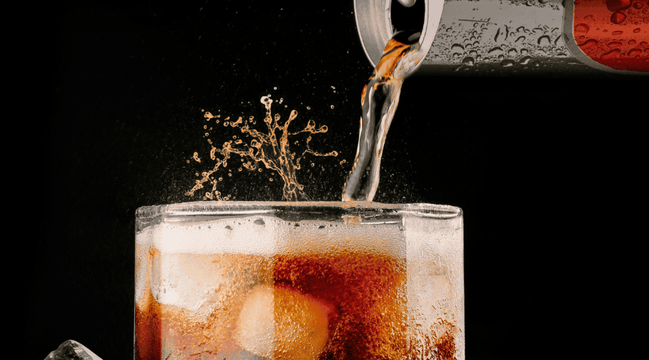 La nueva lata de 355 mililitros amplía las alternativas dentro del mercado de bebidas alcohólicas preparadas y lleva a un formato listo para tomar una combinación que habitualmente se sirve en bares, restaurantes y reuniones. UNPSLASH