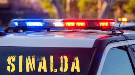 El conductor de la unidad, que resultó herido con esquirlas, logró llegar hasta un retén militar donde solicitó auxilio y fue llevado a un hospital. ESPECIAL / CANVA