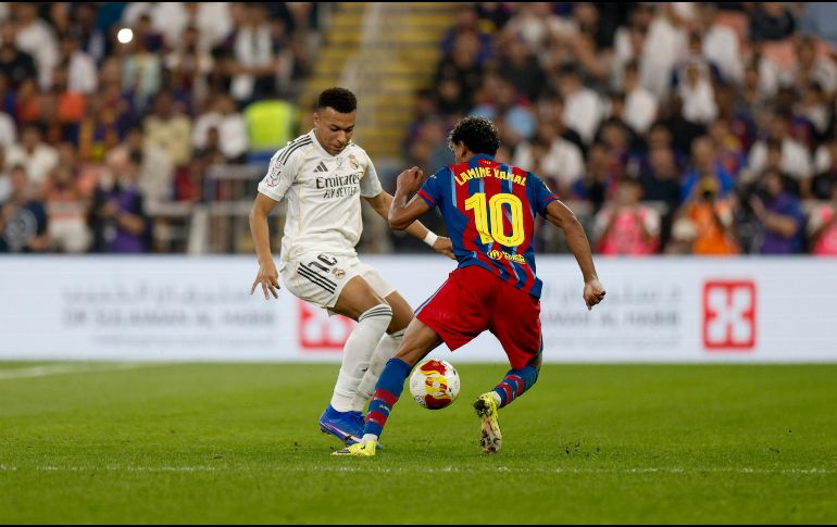 Descubre las posibles alineaciones y todos los detalles del esperado Clásico entre el FC Barcelona y el Real Madrid. El liderato de LaLiga está en juego este domingo en un partido que promete emociones fuertes y decisiones tácticas clave. EFE/ARCHIVO