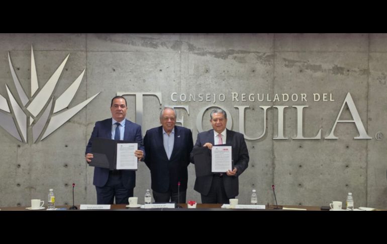 La firma de los convenios abre nuevas oportunidades para fortalecer las operaciones de los productores autorizados de tequila. ESPECIAL
