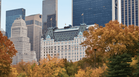 Ubicado junto a Central Park, el hotel combina elegancia, historia y servicios exclusivos que lo han convertido en uno de los establecimientos más reconocidos de la ciudad estadounidense. FACEBOOK / THE PLAZA HOTEL