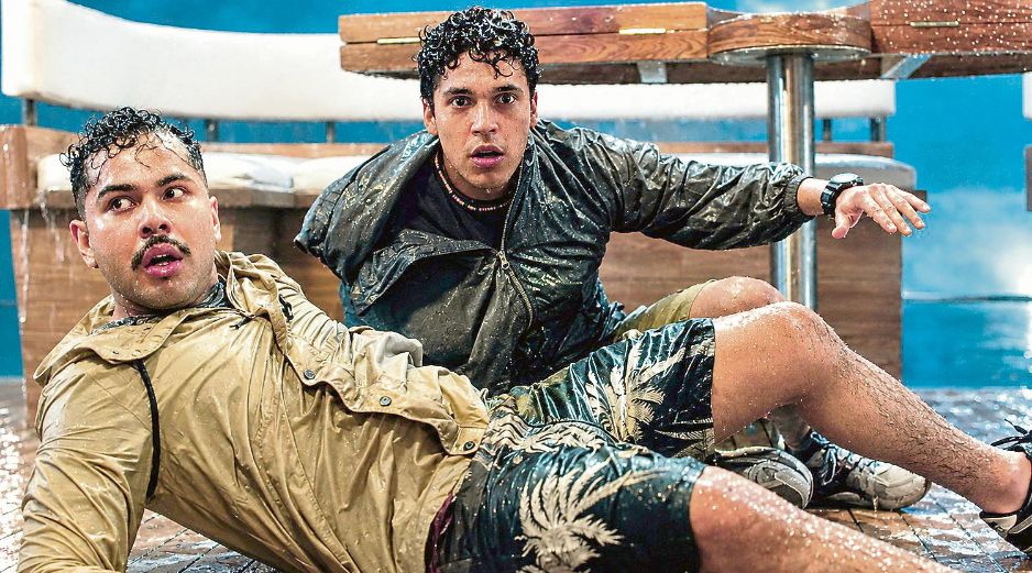 Benny Emmanuel y Kristyan Ferrer, en una escena de la película “Contra el huracán”. CORTESÍA
