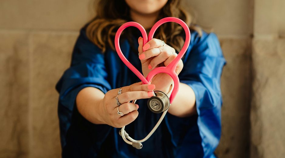 Este Día del Médico no dejes pasar la valiosa oportunidad de hacer la diferencia en la jornada laboral de tu doctor de cabecera. Unsplash