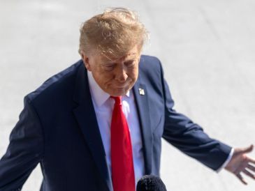 El presidente Donald Trump habla con los periodistas frente a la Casa Blanca, en Washington D. C. EFE/EPA/T. Cross