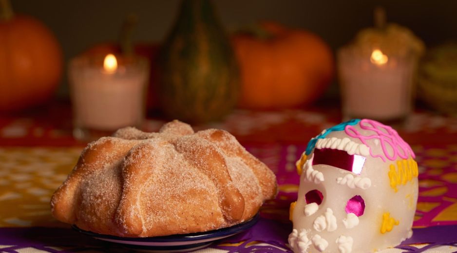 El elemento que ocupa el primer lugar de importancia indiscutible es el pan de muerto. ESPECIAL / CANVA